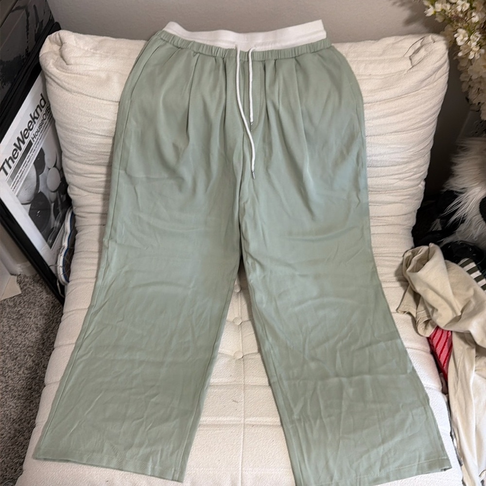 Green spring trousers